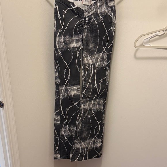 BDG Printed Ruched V-front Flare Jeans - Picture 2 of 3